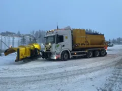Lastebil med Falköping befuktningsspreder og snøplog