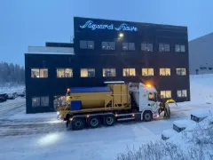 Falköping befuktningsspreder på lastebil i snøvær
