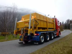 Falköping CLR-15 væskespreder på lastebil, sett bakfra