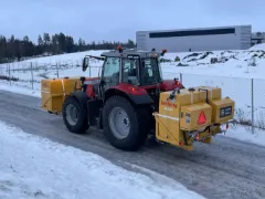Traktor med Falköping CL-T væskespreder bak og væsketank foran