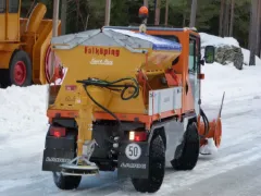 Falköping tallerkenspreder bak på liten redskapsbærer, sett bakfra
