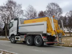Falköping tallerkenspreder tørt på tippbil, sett skrått bakfra
