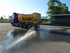 Falköping dysespreder sprer saltlake, sett skrått bakfra