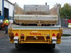 Falköping LB 1000 hektet helt inntil tippbil, sett bakfra