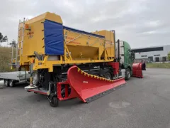 Falköping LTFV² fastsandspreder med snøplog, sett skrått forfra