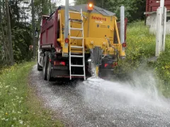Støvdemping av grusvei med Falköping tallerkenspreder