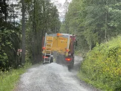 Grusvei strødd for støvdemping med Falköping tallerkenspreder